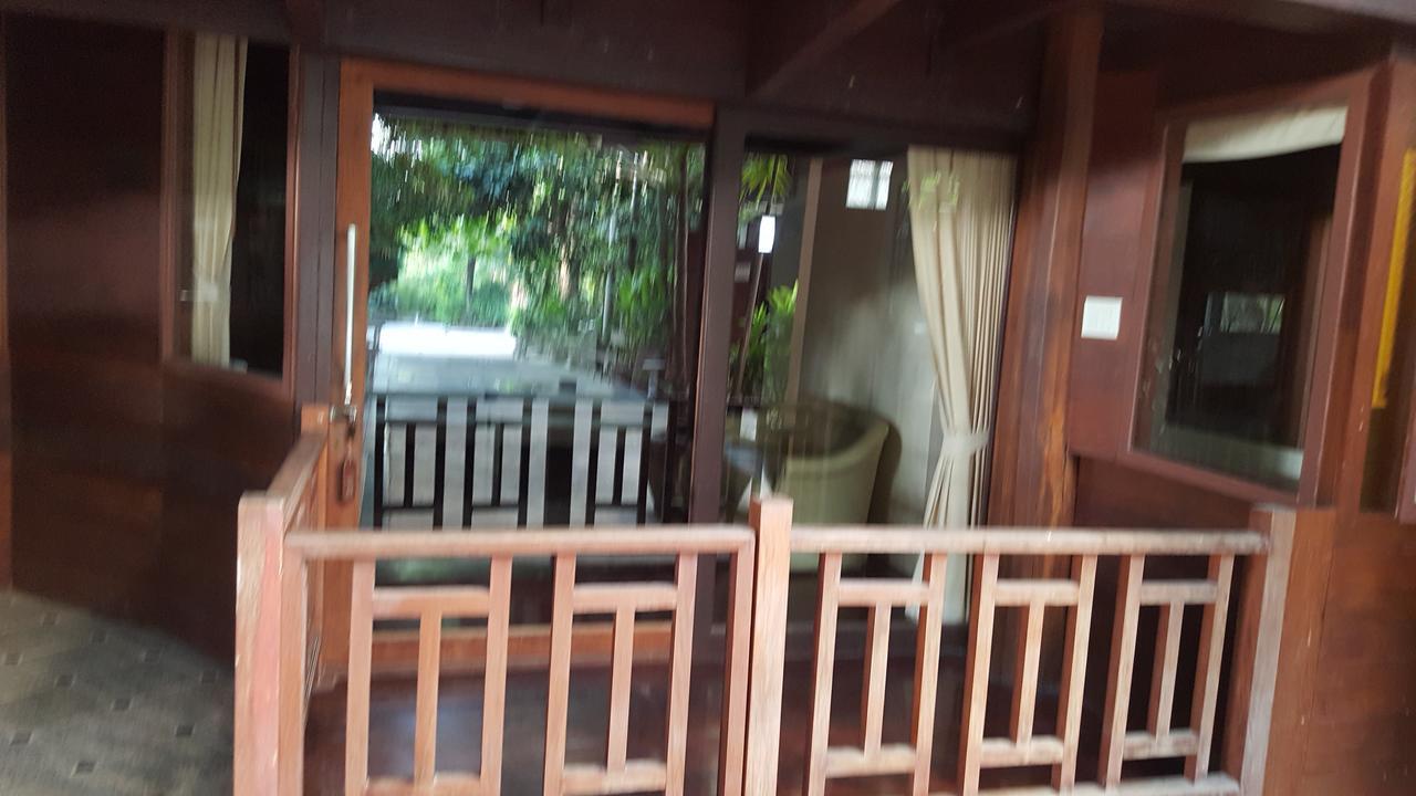 Ruean Mai Chai Khlong Ампхава Екстер'єр фото