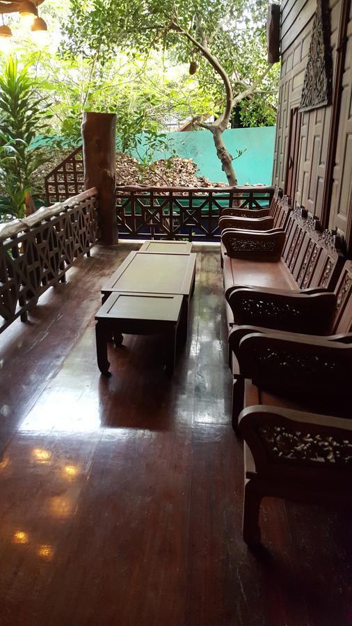 Ruean Mai Chai Khlong Ампхава Екстер'єр фото